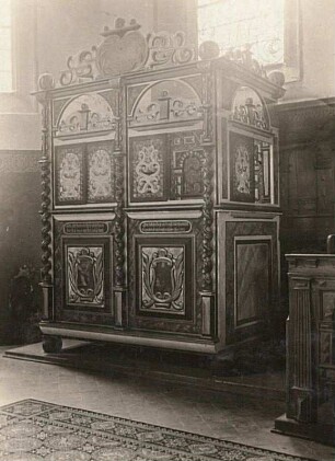 Tragnitz bei Leisnig. Kirche, Betstube des Pfarrers. Schrank, 3. Viertel 17. Jh.