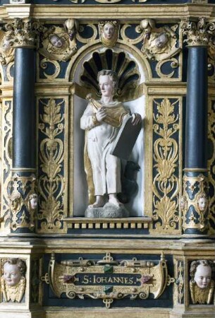 Renaissance-Kanzel mit Tugenden und Heiligenfiguren — Kanzelkorb mit Heiligenfiguren — Apostel- und Evangelistenfiguren — Evangelist Johannes