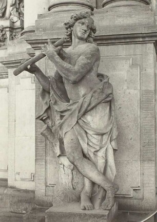 Der Flötenspieler : Heermann, Paul. Der Flötenspieler (ehemals Schalmeienbläser). Sandsteinplastik. 1716. Dresden: Zwinger, Kronentor