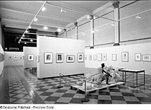 Dresden. Albertinum. Raumaufnahme mit vor dem Elbehochwasser geborgenen Werken der Skulpturensammlung in der Ausstellung "Hans Theo Richter (1902-1969) - Zeichnung und Graphik"