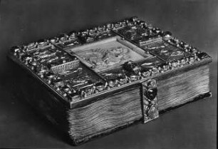 Aachen, Dom, Domschatz, karolingisches Reimser Evangeliar mit ottonischem Einband, Deckel: Reichenauer Goldschmiede-Arbeit, byzantinisches Elfenbein