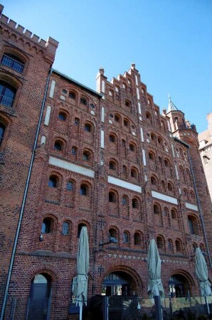 Stralsund: Speicherbauten im Hafen