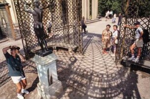 Besucher im Gitterpavillion vor Schloss Sanssouci in Potsdam