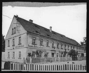 Boritz. Dorfplatz, Kirche, Schule und Gasthof