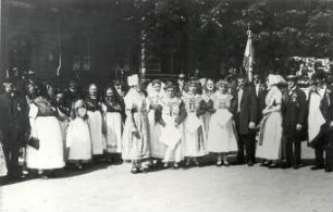 Evangelische sorbische Hochzeit : Gesellschaftliche Volkskultur - Sitten im Laufe des menschlichen Lebens - Hochzeit. Ort: Hornja Łužica / Oberlausitz. Folkloristische Darstellung einer evangelischen sorbischen Hochzeit (durch den Verein "Čornebóh" in Dresden)