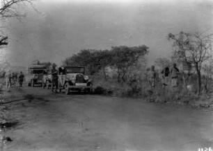 Auf einer Landstraße : Expeditionslastwagen auf einer Landstraße