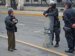 Lima - Bewaffnete vor dem Präsidentenpalast : Vor dem Präsidentenpalast unterhält sich eine Frau mit einem freundlichen Sicherheitsbeamten. Aufgenommen am 27. August 2011 in der Hauptstadt Lima