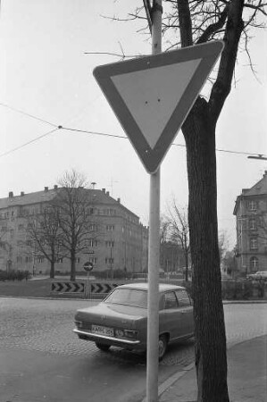 Aufstellung weiterer Verkehrsschilder an dem Kreisverkehr in der Yorckstraße zur Verkehrssicherung