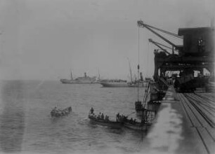 Lome: Im Hafen. Herunterlassen d: Frachtgüter in die Boote.