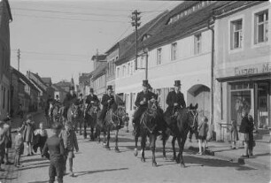 Osterreiter in Wittichenau. Osterritt in der Stadt. : Křižerjo w Kulowje. Procesion přez město.