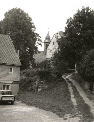 Dittersbach. Kirchhügel mit Dorfkirche und Pfarrhaus. Ansicht von Süden mit Zuwegung