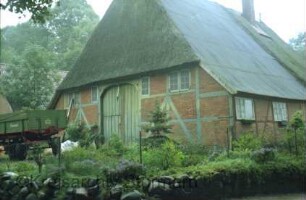 Am Mühlenteich 10: Fachwerkkate mit Reetdach: Giebelseite Wirtschaftstrakt mit Scheunentor