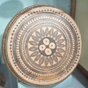 Athen. Agorá-Museum. Pyxis (für Totenspeisegaben), Mitte 8. Jh. Reifgeometrisch, nach dem Vorbild von Flechtkörben; südlich der Tholos