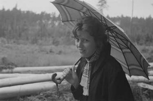 Renate Rössing mit Regenschirm auf einer Wanderung im Zeitzgrund