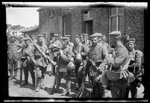 Bei Paschendade (=Passendale, Belgien), Beccelacre (=Beselare, Belgien) oder in der Gegend von Tenbrielen (=Ten Brielen, Belgien): bewaffneter Soldatentrupp mit Feldmützen "vor einem Estaminet: 'de Blokstraat-Estaminet'" (Nahaufnahme)