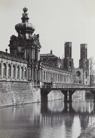 Dresden, Kronentor mit Brücke des Zwingers und Ruine der Sophienkirche