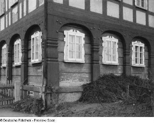 Sohland an der Spree, Alte Dorfstraße 9. Dreiseithof. Wohnhaus ((Umgebindehaus, ehemals Nummer 470); bezeichnet 1836). Umgebindeteil. Detail: Fenster und Ständer