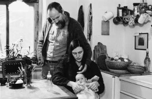 Familie L./S. (Kunstkritiker, Grafikerin) in der Küche