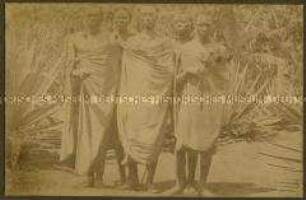 Gruppe afrikanischer Massai-Männer in Gewändern