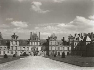 Fontainebleau. Schloss. Hauptfassade zur Cour du Cheval Blanc