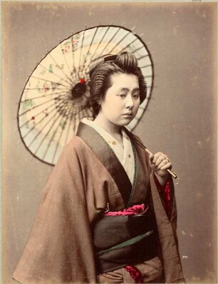 Japanische Frau im Kimono mit Sonnenschirm