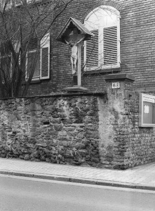 Kruzifix; Frankfurt, Alt-Sossenheim 68, Alt-Sossenheim 68a