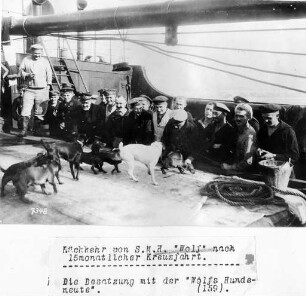 Erster Weltkrieg. Besatzung der S.M.H. "Wolf" bei der Rückkehr von 15monatiger Kreuzfahrt
