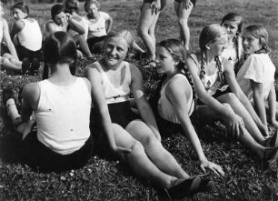 Reinwarzhofen. Zeltlager des Bundes Deutscher Mädel (BdM) auf dem Zeltlagerplatz "Göring-Espan". Mädchengruppe in Sportbekleidung, auf einer Wiese sitzend