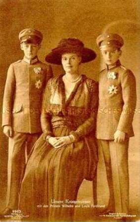 Kronprinzessin Cecilie mit ihren Söhnen Wilhelm und Louis Ferdinand