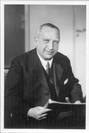 Theodor Blumer (1881-1964; Komponist, Dirigent). Fotografie des Ateliers Foto Schröter, Leipzig um 1940