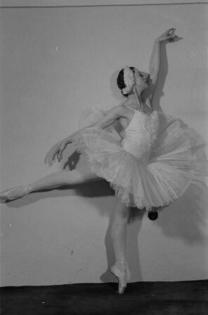 Gastspiel eines russischen Ballett- und Künstlerensembles in der Deutschen Staatsoper Berlin : Primaballerina Alla Schelest in "Schwanensee", Teil des Ballettprogramms
