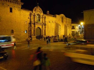 Cusco - Plaza de Armas am Abend mit Kirche : Der Hauptplatz, Plaza de Armas, am Abend mit der Kirche La Merced. Aufgenommen am 29. August 2011 in Cusco