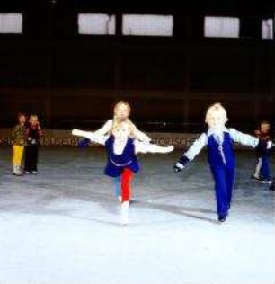 Ausbildung von Kindern im Eiskunstlauf in der Dynamo-Sporthalle in Berlin-Weißensee