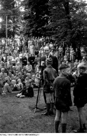 Dresden. 750-Jahr-Feier Dresden: Tag der Gewerkschaften, Veranstaltungen - Kinderfest u.a. mit historischen Automobilen, Pioniereisenbahn im Großen Garten, Fahrt in einer Straßenbahn - Gondelfest - Modenschau auf der Freilichtbühne "Junge Garde" im Großen Garten, etc., Juni 1956 (außerdem: Radrennbahn Bärnsdorfer Straße)