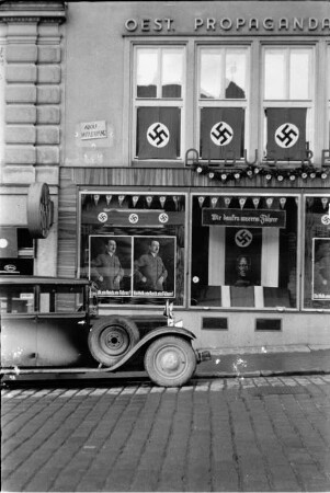 Geschmückte Hausfassade : Anlässlich des Besuchs von Adolf Hitler geschmücktes Haus in Salzburg.