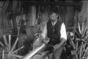 Dr Wahner-Albert in seiner Werkstatt