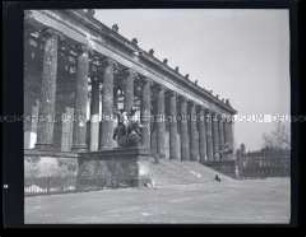 Das Alte Museum mit Standbildern "Löwenkämpfer" von Albert Wolff auf der linken und "Kämpfende Amazone" von August Kiss auf der rechten Seite der Freitreppe