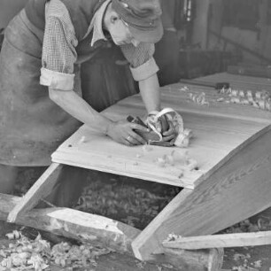 Die Handwerkliche Kunst des Kahnbaues in Kaupen bei Lübbenau. : Rjemjeslniske wuměłstwo čołmotwarstwa na Kupach pola Lubnjowa.