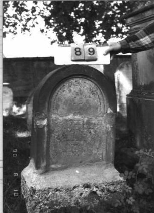 Grabstein 89 (Index: 99786929) Zustand: Stein war zerbrochen, Schrift stark verwittert Maße HxBxT: 100x51x13 cm: Grabstein 89