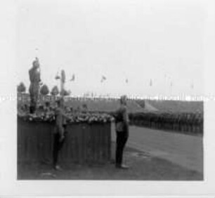 Raumbildband. Reichsparteitag der Arbeit. 100 Bilder. Rudolf Heß vereidigt beim Appell der Hitler-Jugend die neuen Parteigenossen.
