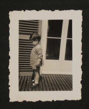 Christiane Zimmers Sohn Andreas auf dem Balkon stehend