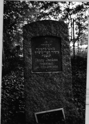 Grabstein 1033 (Index: 99803927) Material: Granit; Granit, poliert Zustand: sehr gut Maße HxBxT: 129x53x19 cm Beschreibung: Stele mit Flachbogenabschluß, Inschriftenplatte: Grabstein 1033