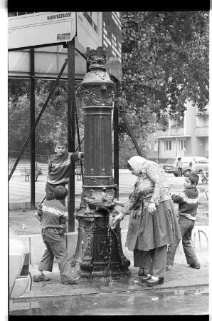 Kleinbildnegativ: Waldemarstr. 81, Brunnen, 1977