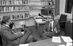 Freiburg: Max-Planck-Institut; Prof. Dr. Kaiser; beim Interview; mit Quick-Reporter Wolf