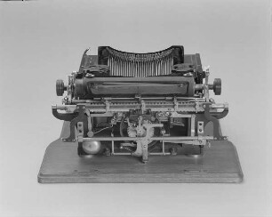 Typenhebelschreibmaschine "Ideal" (Modell A 3). Erste deutsche Typenhebelschreibmaschine mit Vorderanschlag (sofort sichtbare Schrift), 42 Tasten, Farbband. Rückansicht von oben