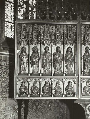 Linker Flügel: Matthäus, Jakobus der Ältere, Thomas, Jakobus der Jüngerer, Evangelist Johannes, Agnes, Laurentius, Barbara