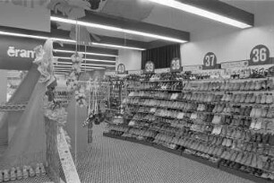 Wiedereröffnung des erweiterten und renovierten Schuhgeschäfts "Eram-Schuhe" in der Kaiserstraße 136