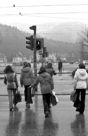 Kehl: Hafen; Schulkinder gehen bei Rot über die Straße