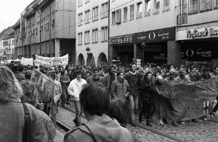 Freiburg im Breisgau: Demo gegen die Räumungen der Häuser in der Wilhelmstraße 36 und am Schlossbergring