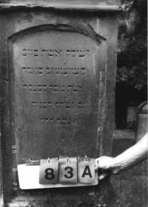 Grabstein 83 (Index: 100110797) Material: Sandstein Zustand: Beschädigung am Giebel Maße HxBxT: 151x62x34 cm Beschreibung: Stele, Sockel profiliert, Abschluß mit Voluten und Mittelakroter: Grabstein 83A